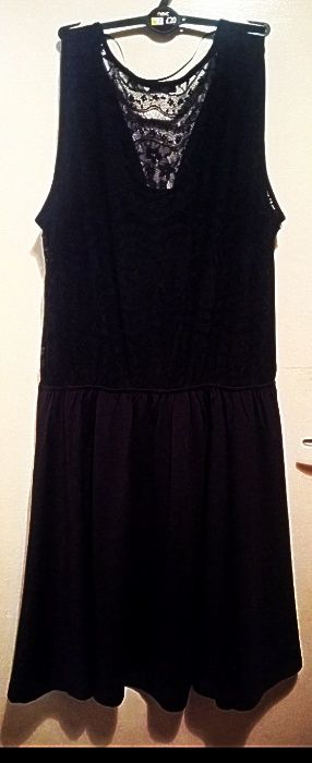 Черна дамска рокля с дантелен гръб