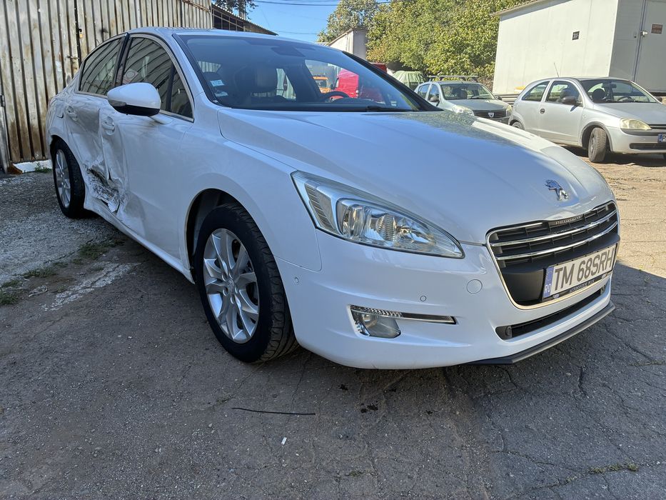 Peugeot avariat,lovit deplasabil pe ori ce distanța