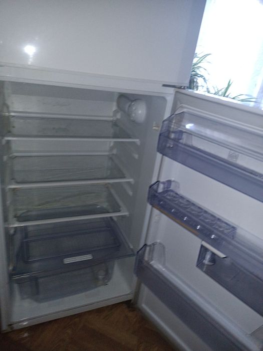 Хладилник BEKO с горна камера.Закупен е 2020 год.Работил е 2,5 години.