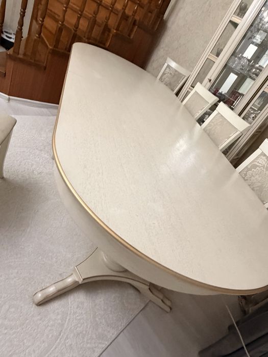 Стол со стульями из натурального дерева