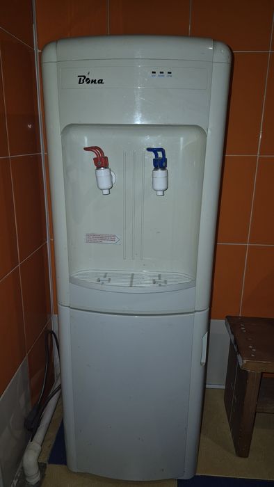 Диспенсер цвет белый.