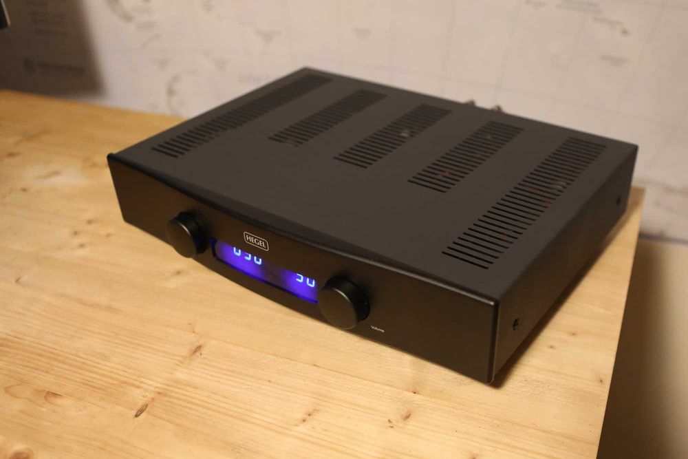 Hegel H80 – amplificator integrat cu DAC incorporat, telecomanda