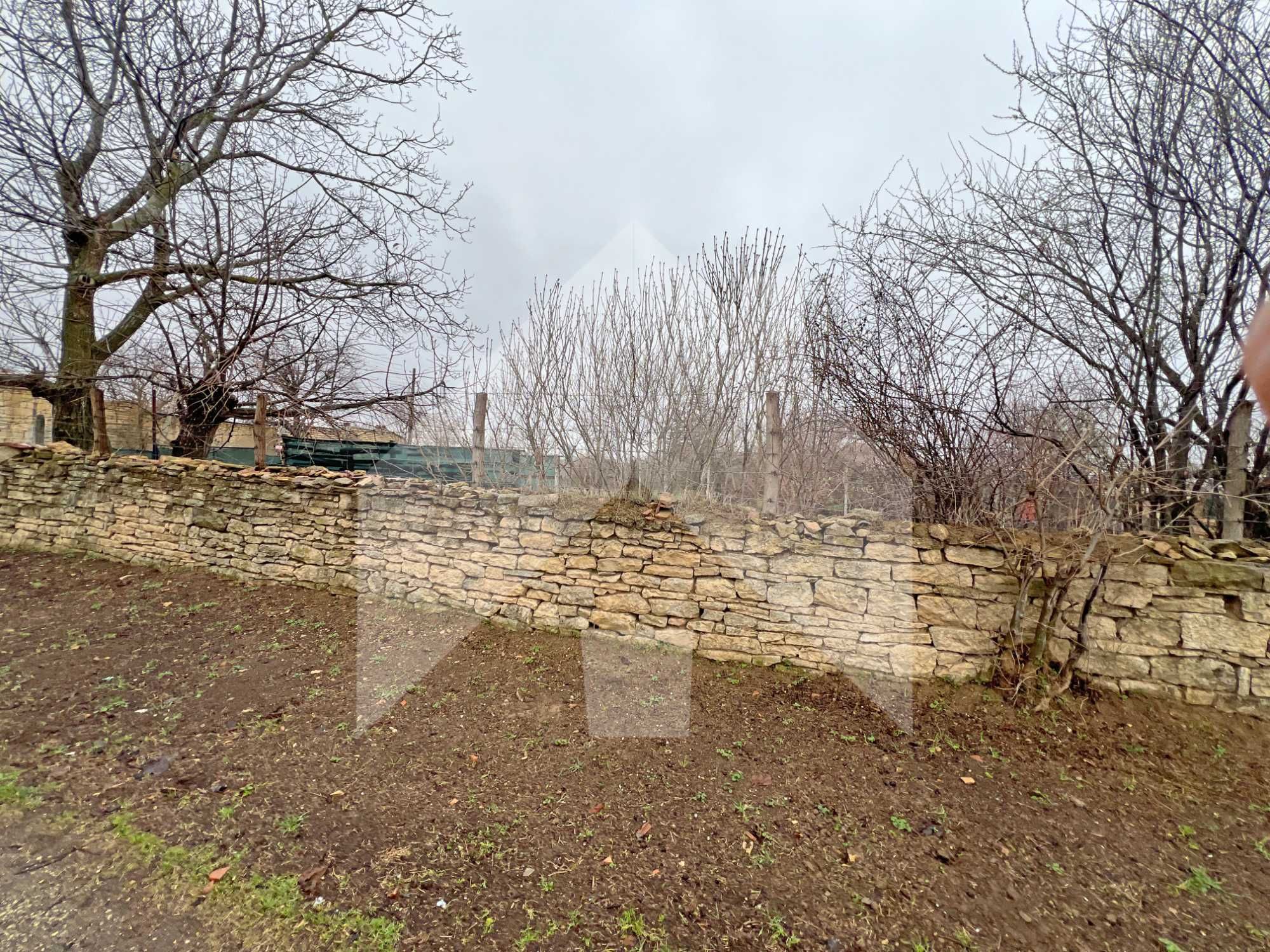 Продава запазена, селска къща с кладенец в село на 10 мин от града.