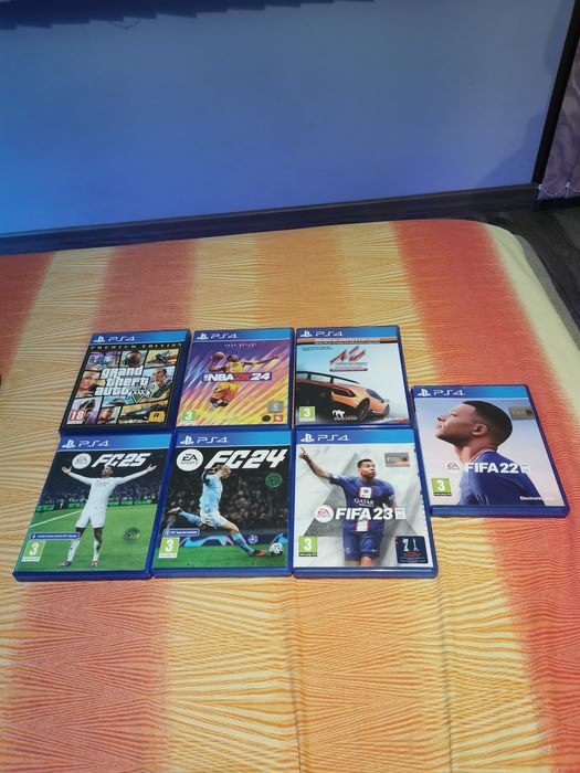 Продавам PS4 FAT 500GB с джойстик+ 7 игри за които се доплаща