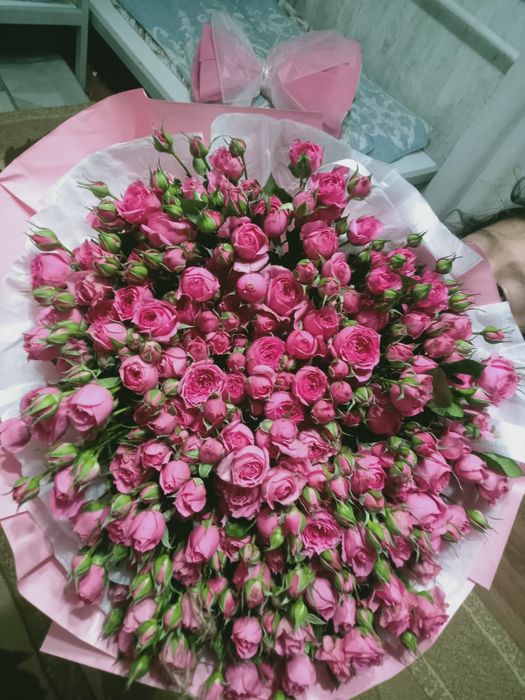 Свежие розы розовые, белые, спреи