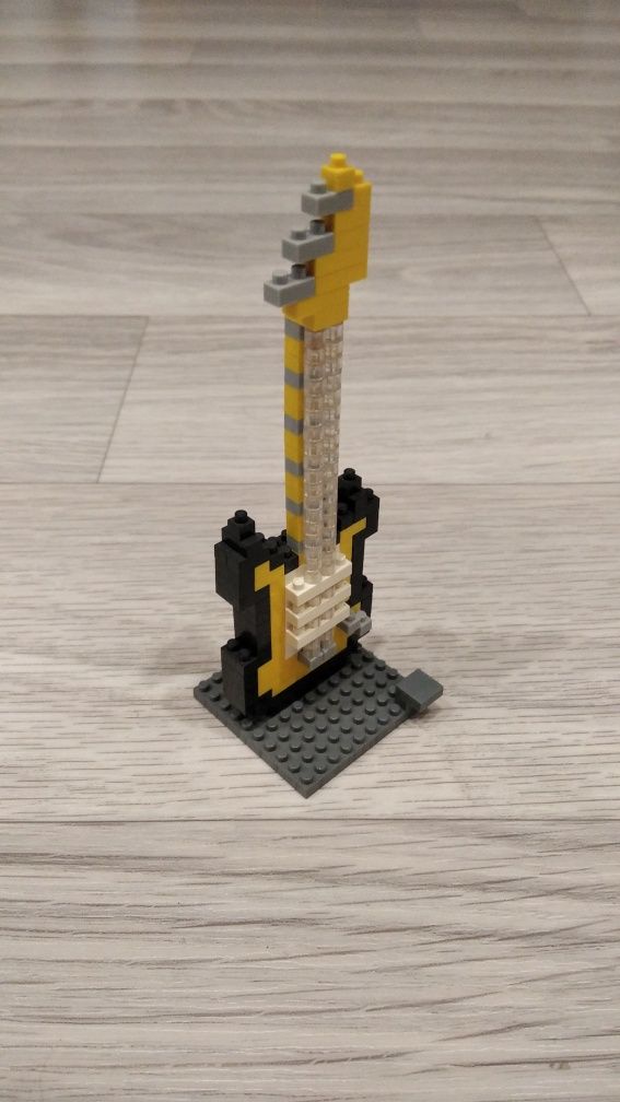 Лего фигурка электрогитары