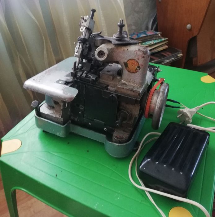 Продаю оверлок СССР