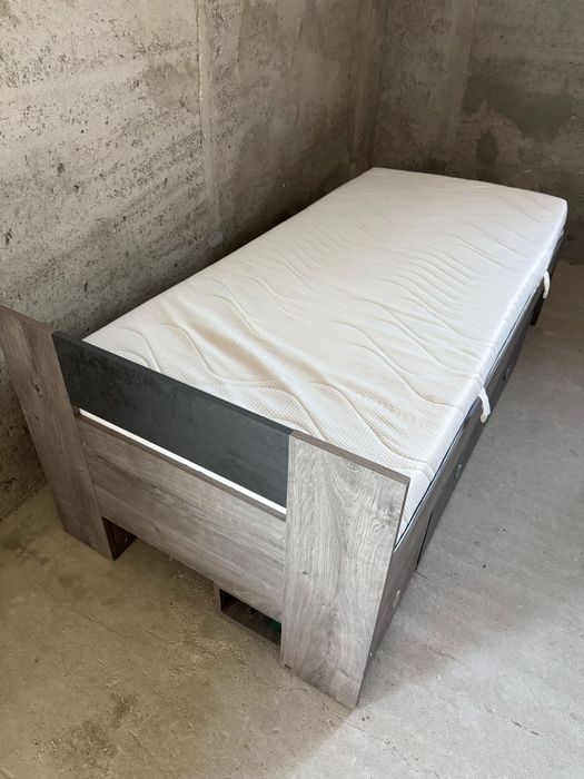 Vând pat de o persoană , cu saltea . Preț negociabil