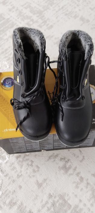 Продам зимние ботинки
