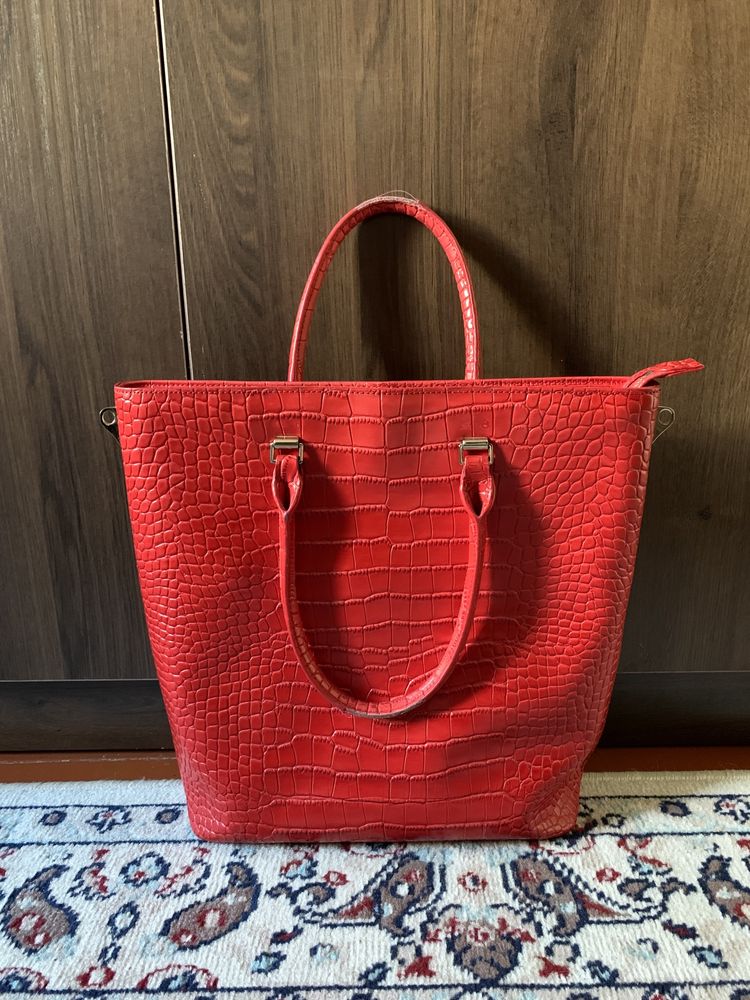Красная сумка с короткими ручками Carlo Butti