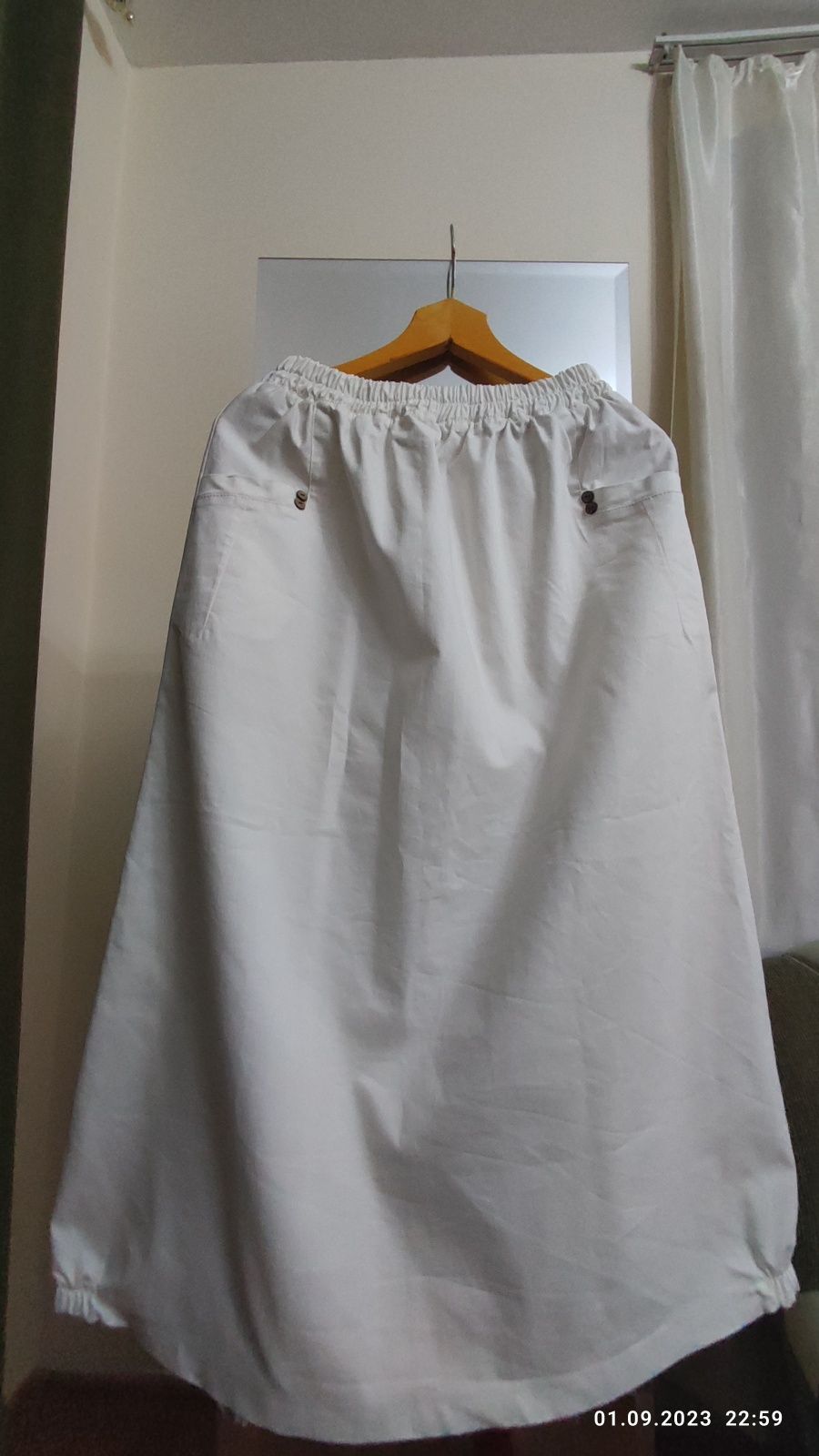 Белая джинсовая юбка с карманами