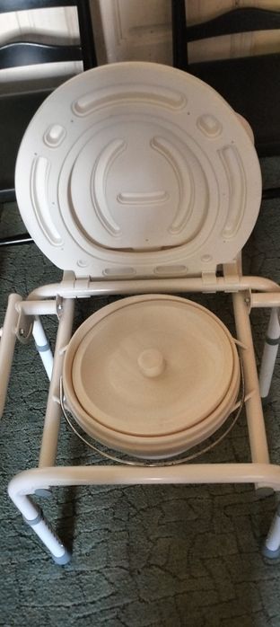 Scaun WC cu mânere rabatabile, oțel, greutatea suportată 130 kg.