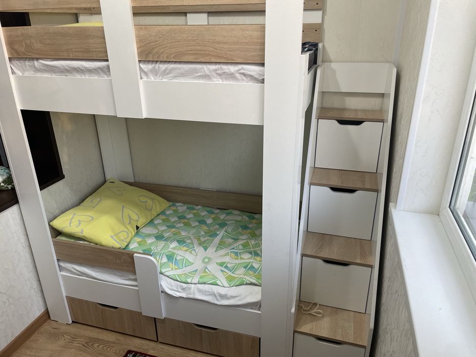 продам двух ярусную детскую кровать