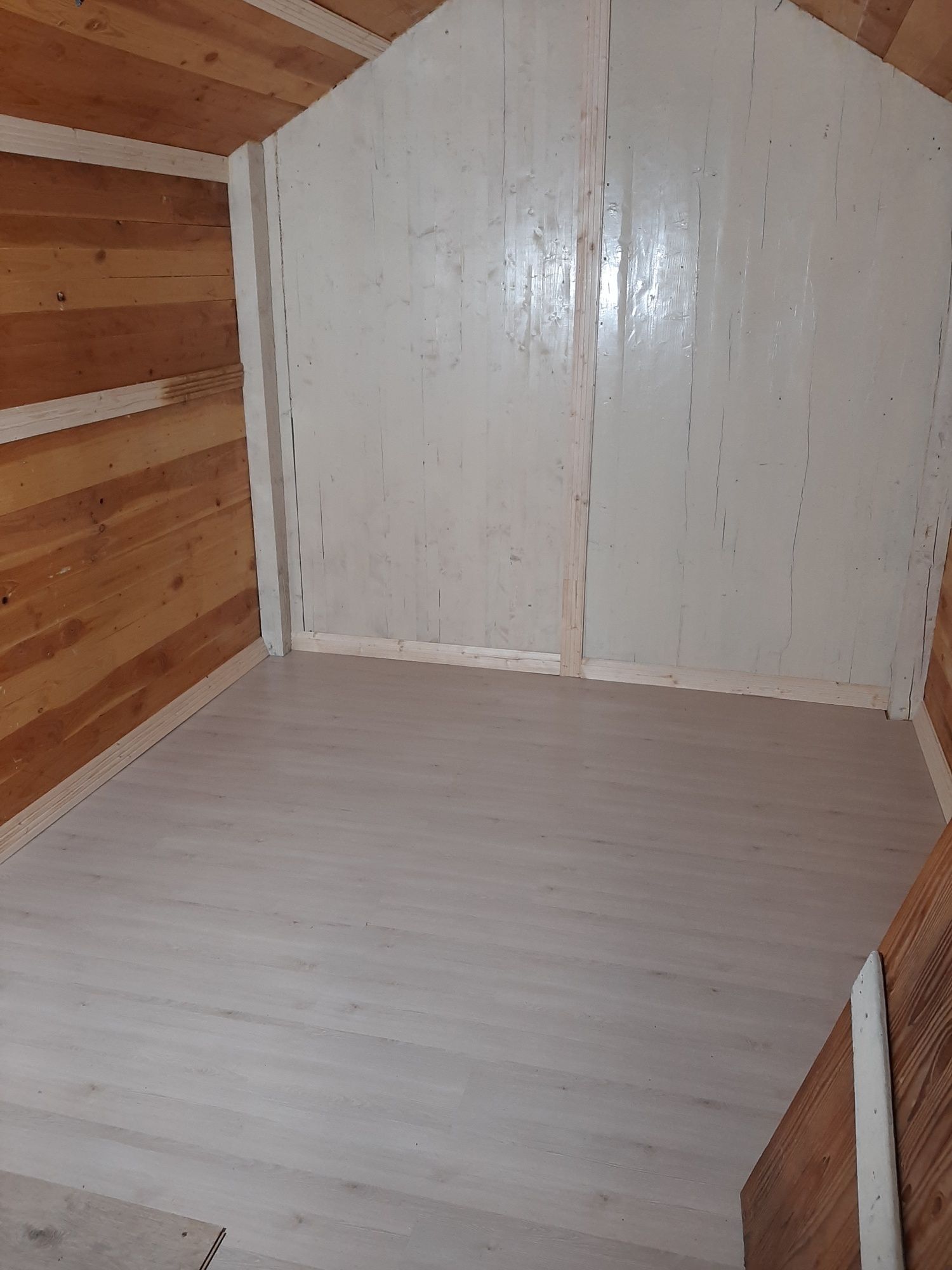 Vand cabana 50 m patrati formata din 2 cabane,terasa+bucatarie