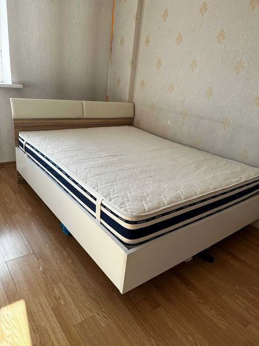 кровать двухспальная с матрасом