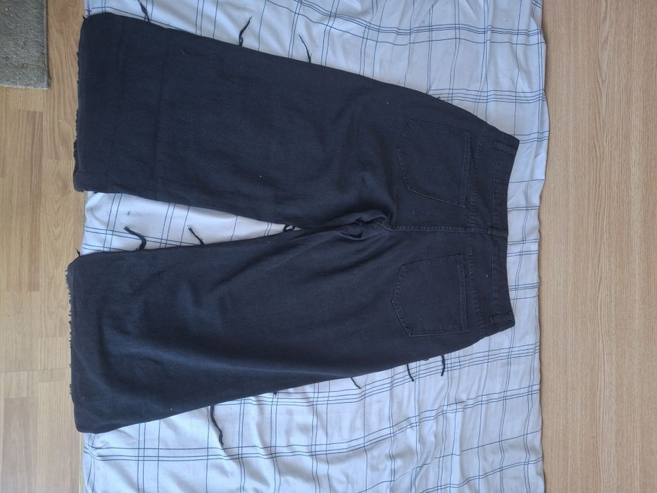 Vând blugi negri noi