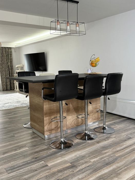 Insula bucătărie + 7 scaune de bar