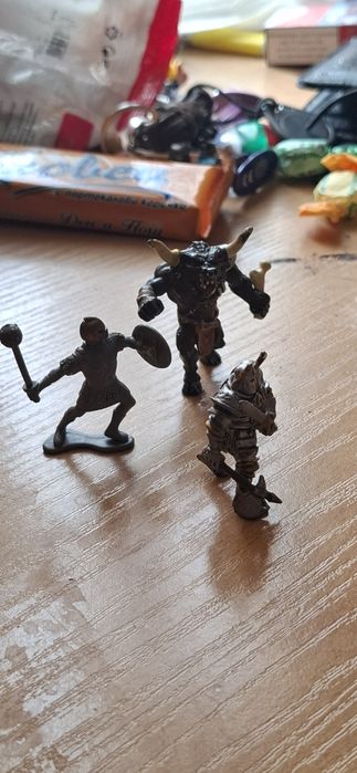 3 мини фигурки - минотавър и рицаи