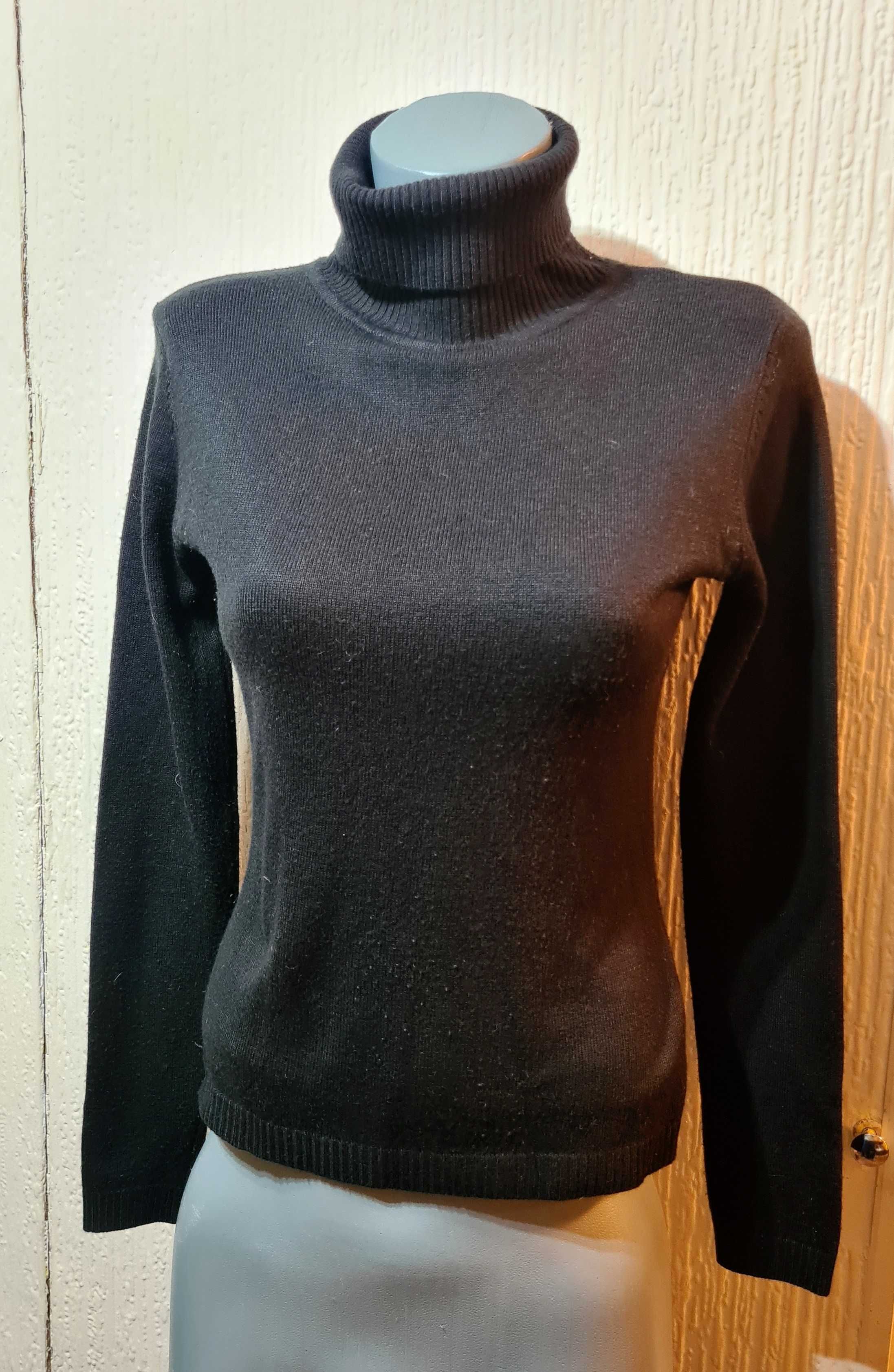 Черен пуловер с поло яка