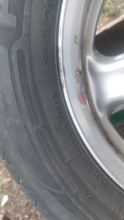 Продавам алуминиеви джанти с летни гуми.