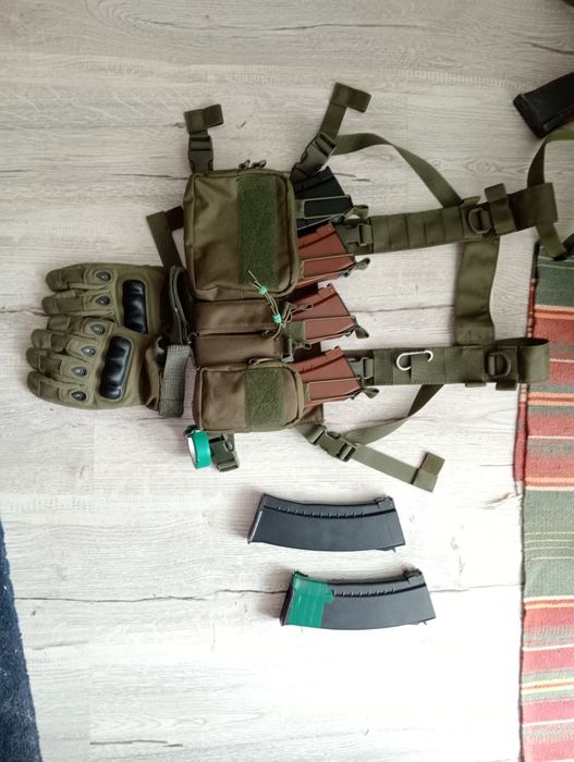 Echipament airsoft, Vesta Chest Rig, Manusi