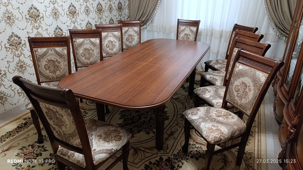 Стол раздвижной и 10 стулья продается.
