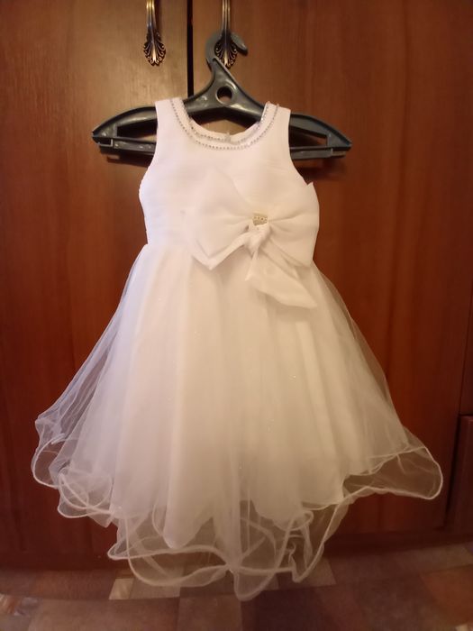 Продам платье на 3-5 лет