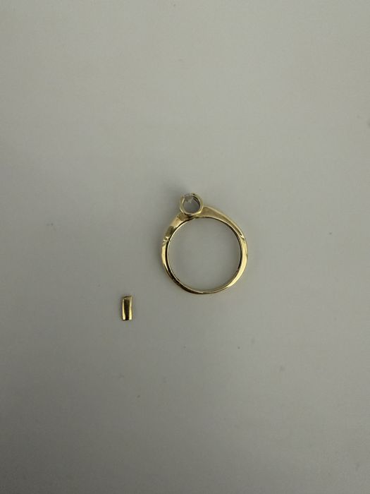 Продаю золотое кольцо с брильянтом