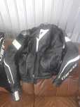 Vând costum moto dainese ca nou 56
