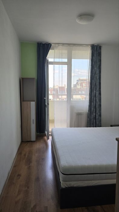 Продава обзаведен двустаен апартамент в квартал Младост 4