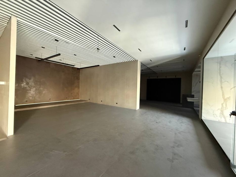 Сдаётся в аренду трёхэтажное здание, первая линия. Лабзак, быв. Динамо