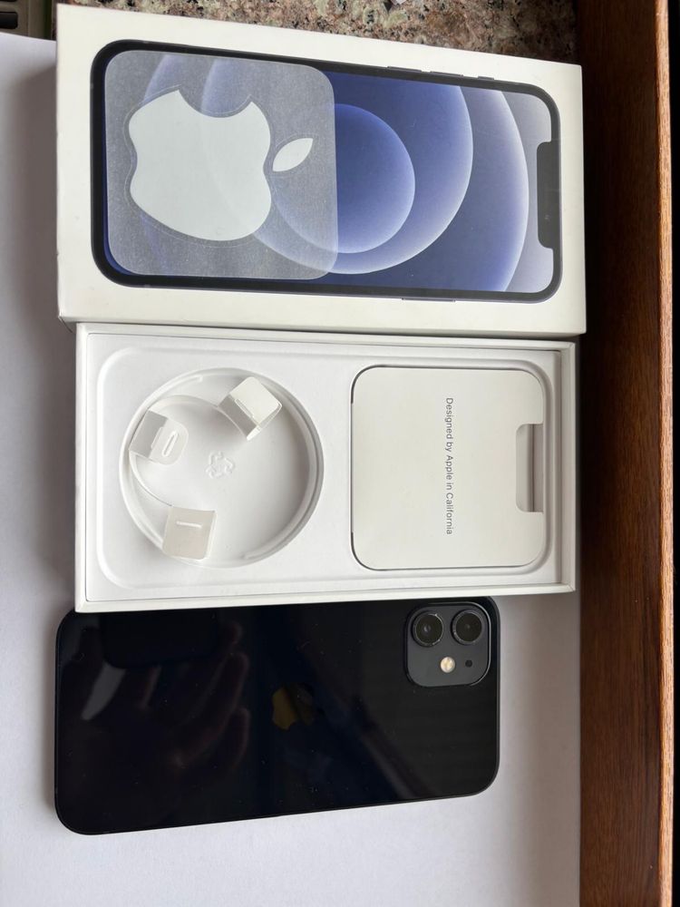 Vand Iphone 12 negru,simplu!Pretul este negociabil.