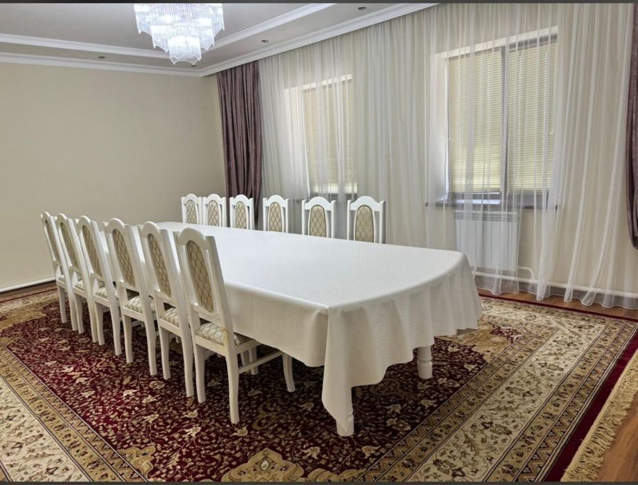 Продается 4 метровый стол без стулья.