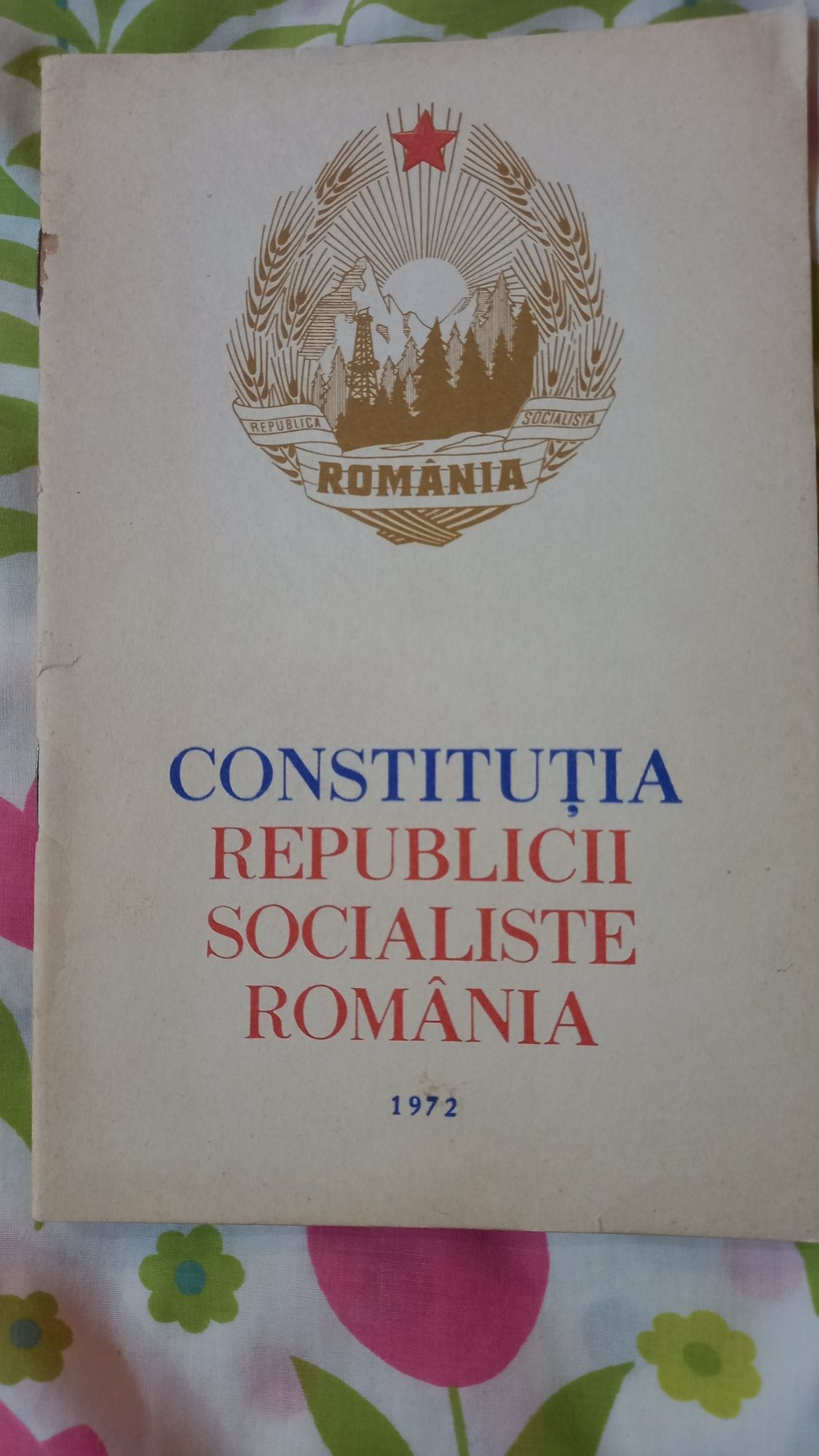 Se vand 2 brosuri " Constituția RSR 1972" și Constituția Romaniei 1991