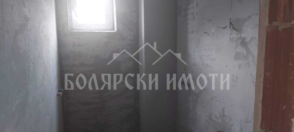 Двустаен апартамент до Практикер