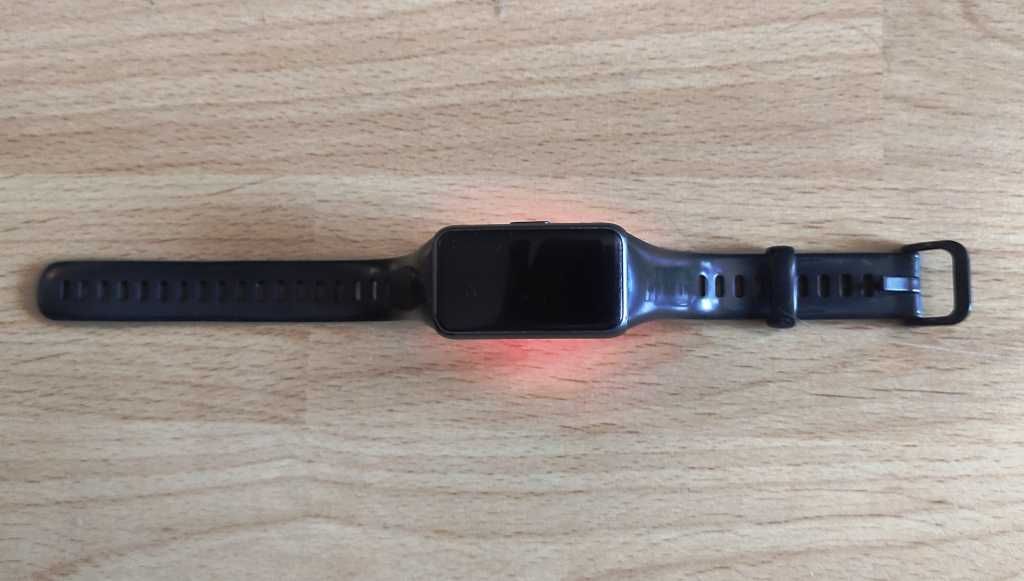 Смарт часовник Huawei Band 6, не работят, на части, каишка