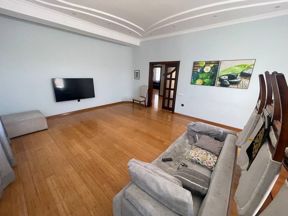 Сдается евро-дом центр Луначарского 8-соток 3-уровень 9-комн офис сади