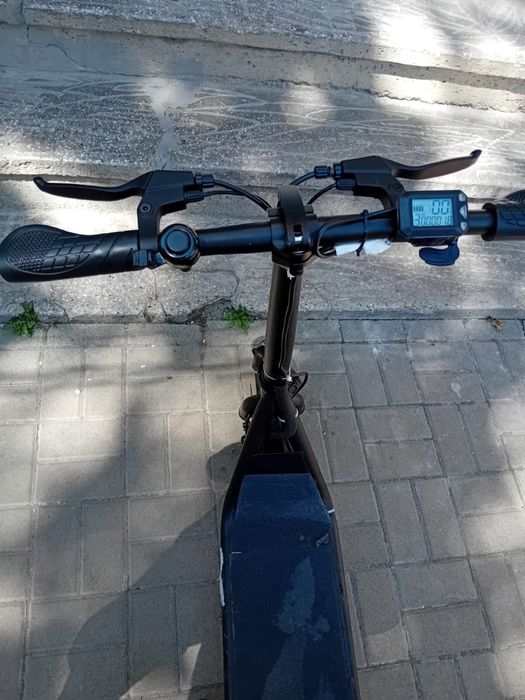 Trotineta electrica cu scaun