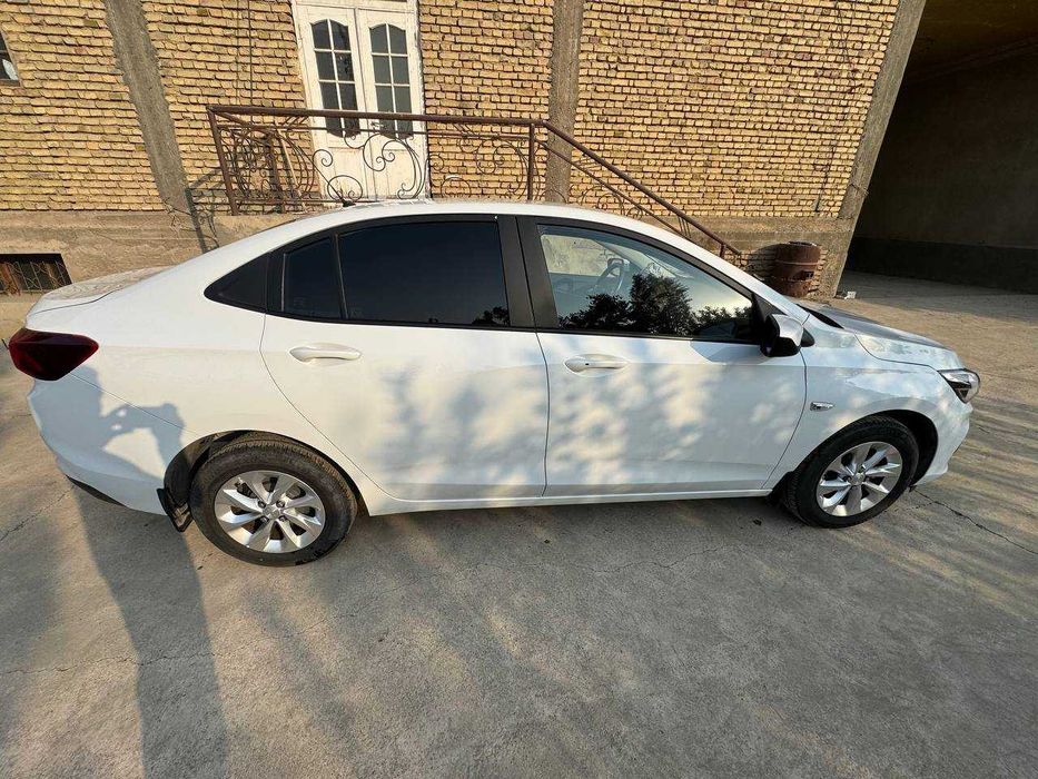 Продается белый Onix LTZ 2023 пробег 14.755км