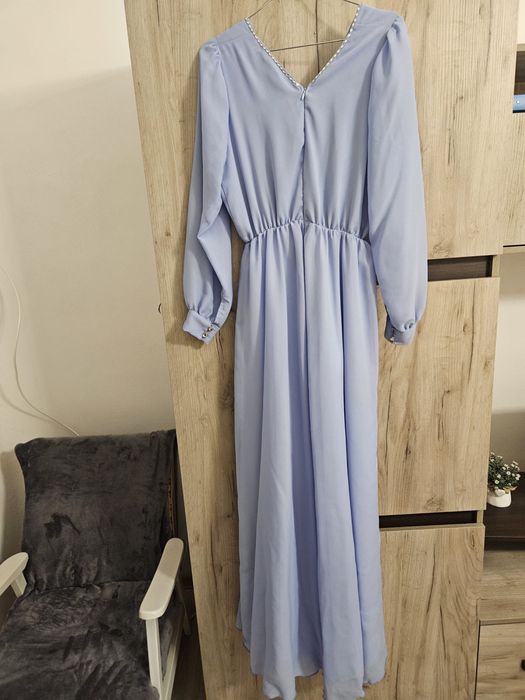 Vând rochie lunga eleganta din voal, cu detalii în zona decolteului