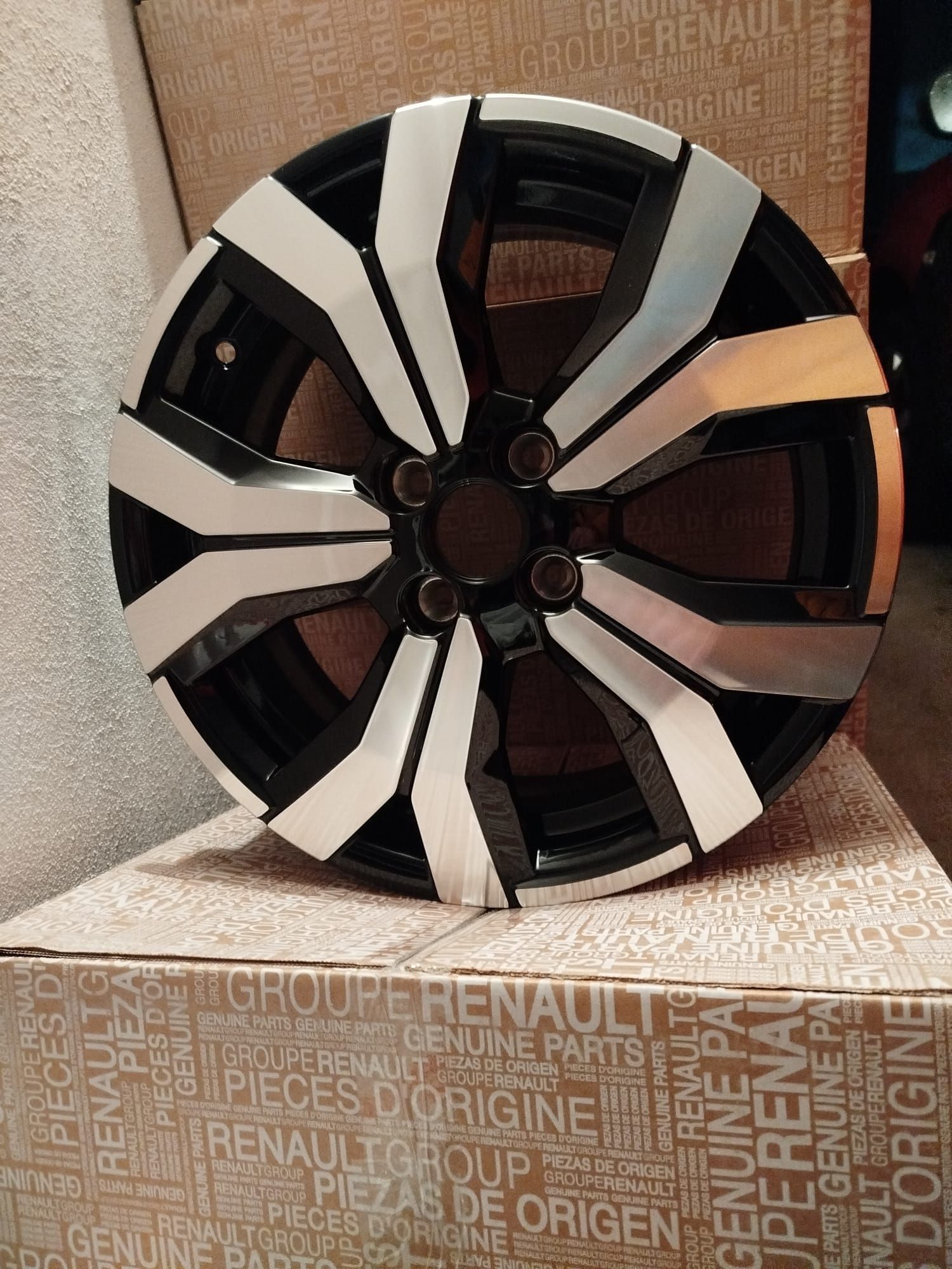 Vând set Jante NOI Originale R 16 Logan