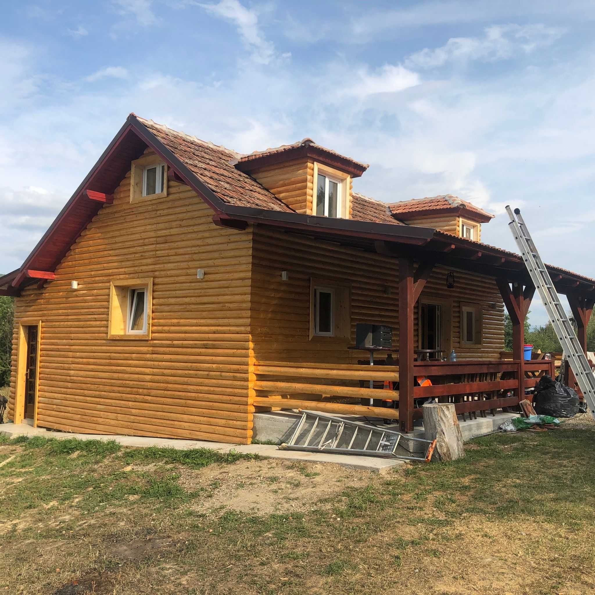 Lambriu rustic din lemn semirotund pentru placat cabane si mansarde