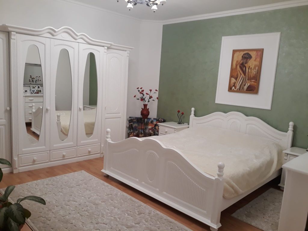 Vând apartament la casă