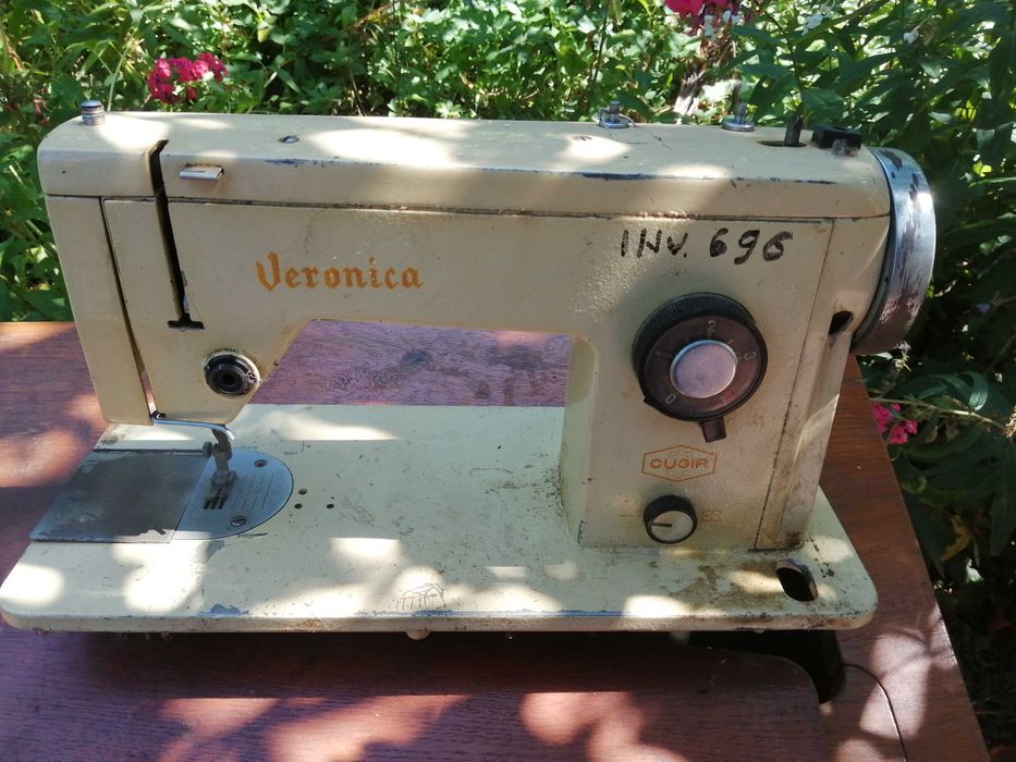 Vând mașină de cusut Veronica, anul 1977, Cugir