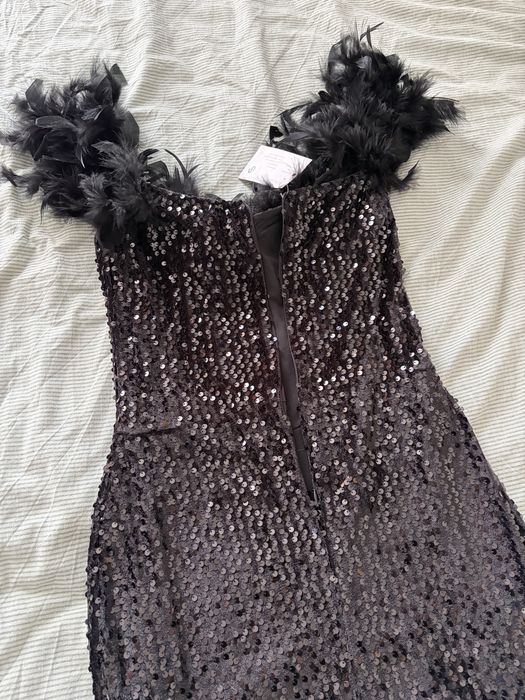 парти рокля в черно от пайети с пера