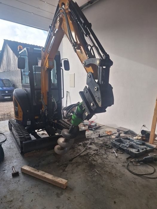 Execut excavații cu miniexcavatorul și transport basculabil