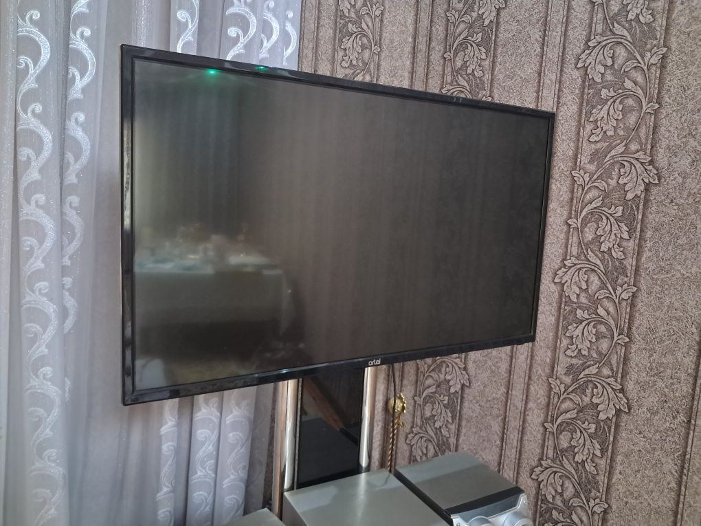 Artel 43 talik televizor. Sensorida chizigi bor