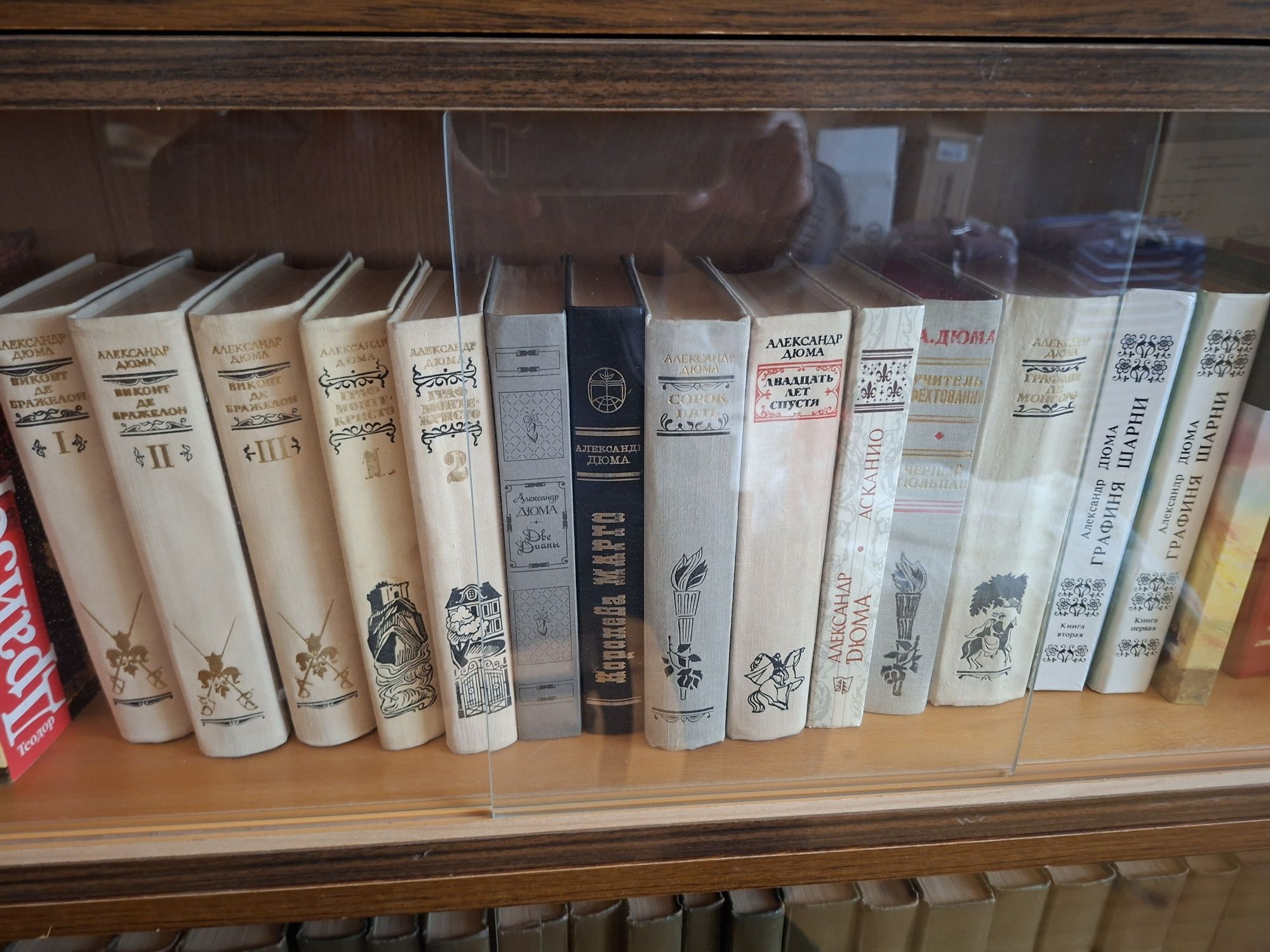 Продаются серии книг
