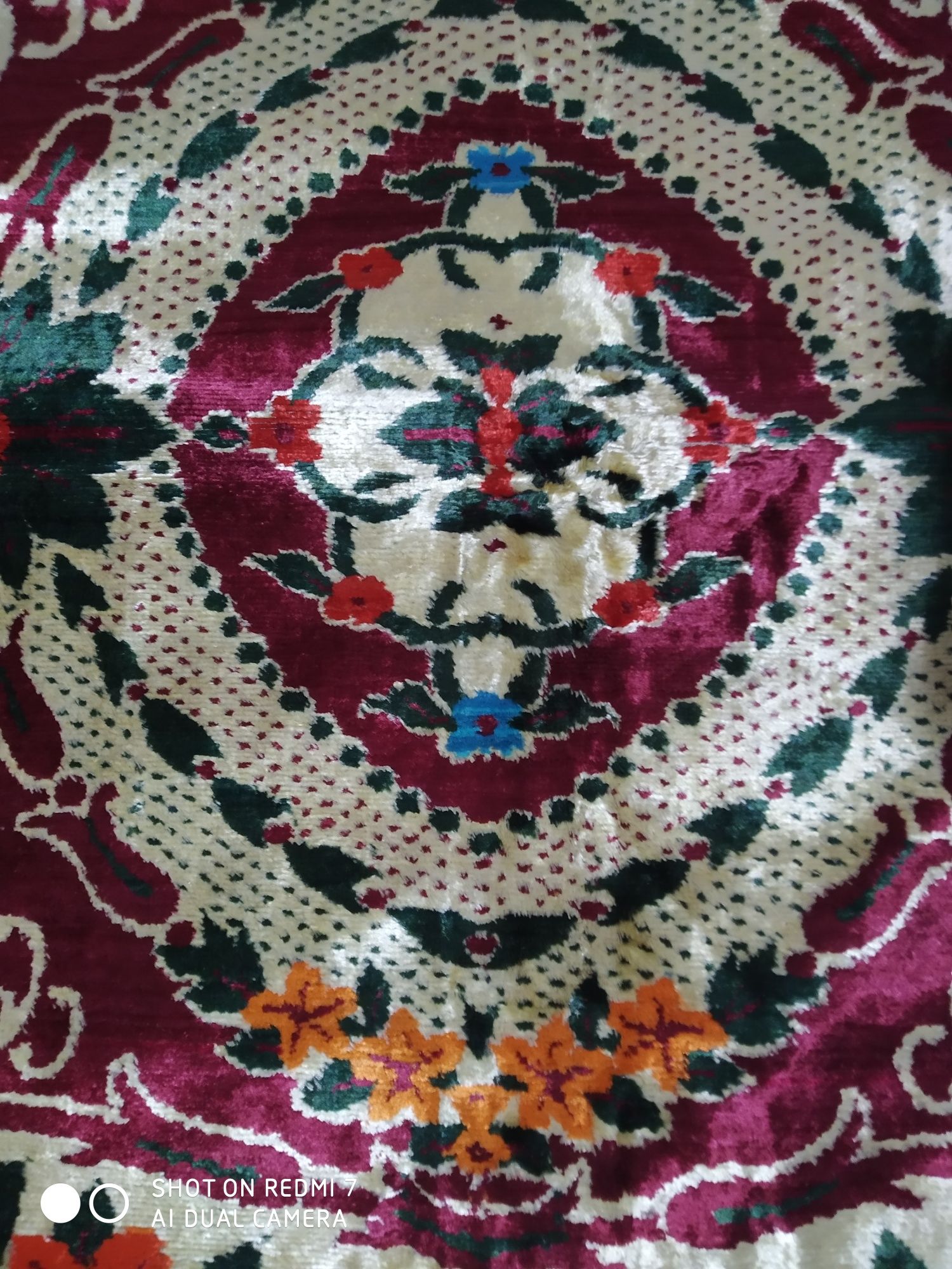 Ипакли гиламлар еки ипакли  жойнамоз.  Янги.