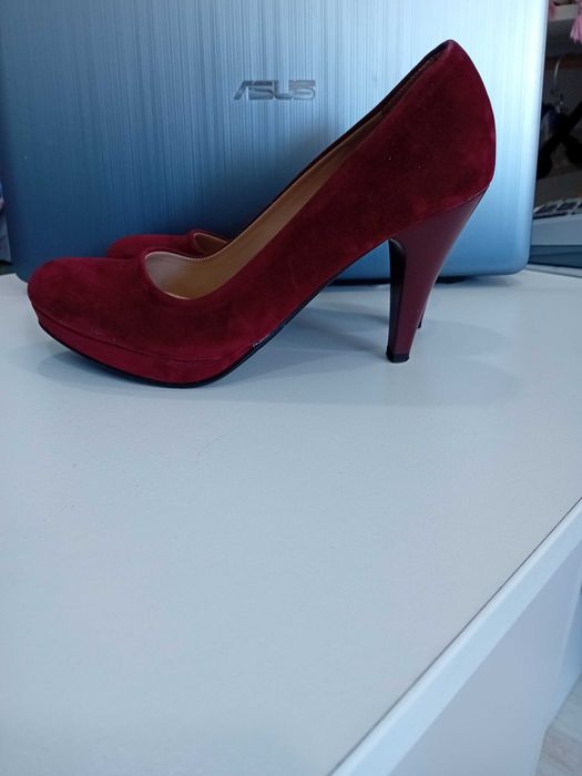 Обувки с ток тъмно червени